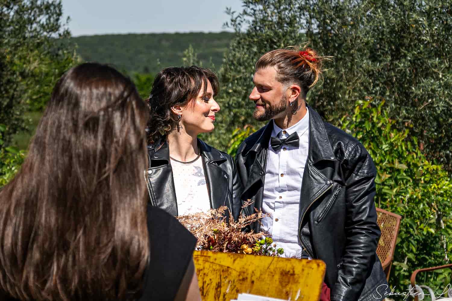 Mariés main dans la main devant un château